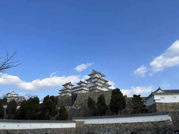 青空の下の姫路城
