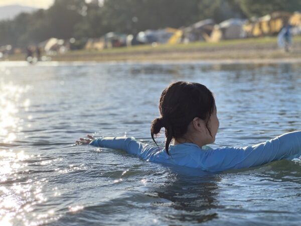 琵琶湖で泳ぐ女の子