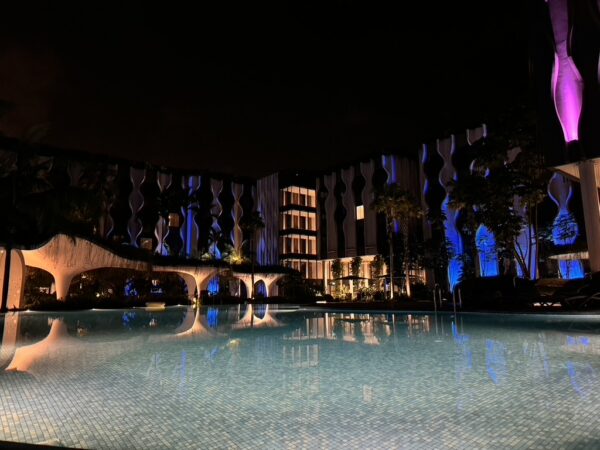 ビレッジホテル セントーサ 夜のプール
